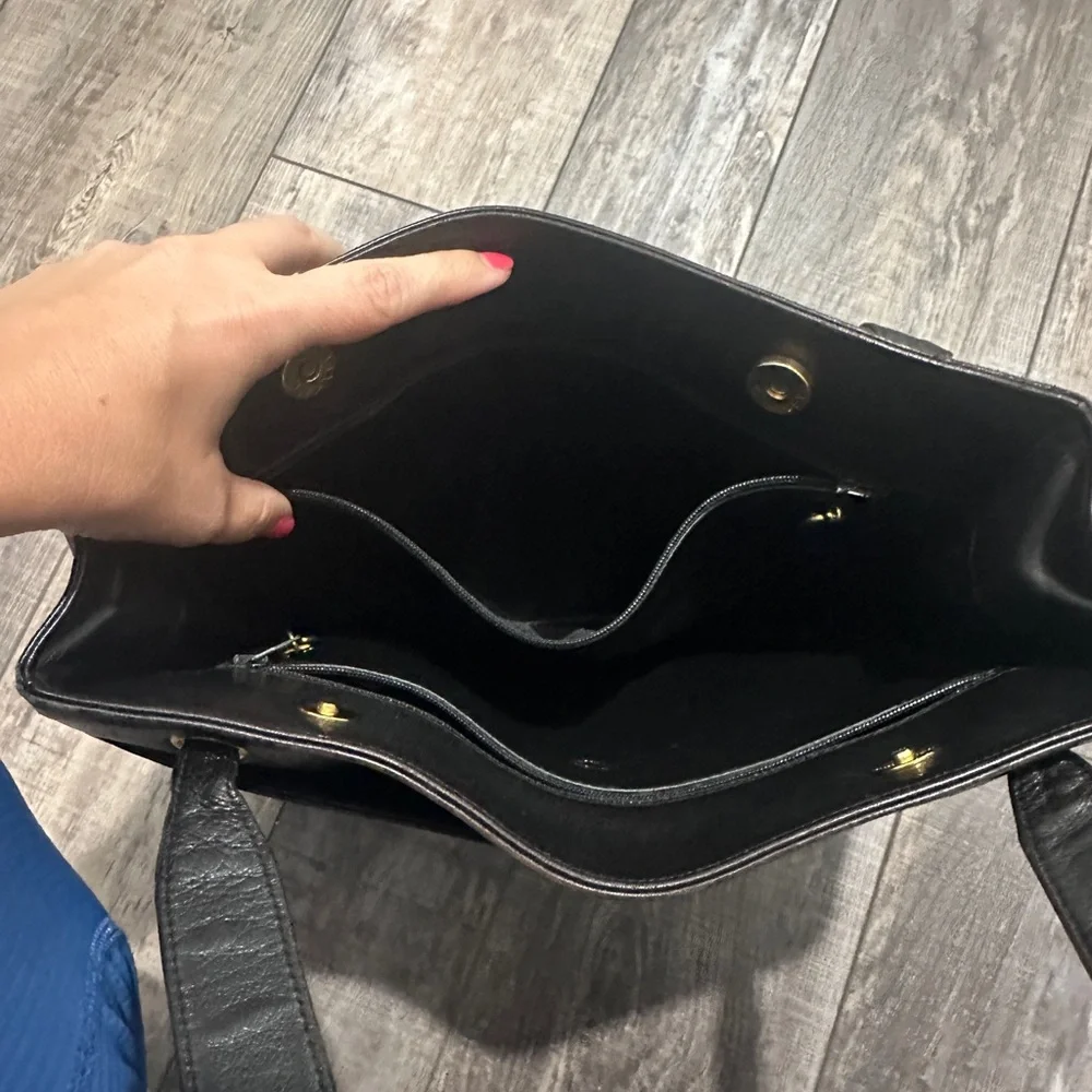 Chanel Classic Black Shoulder Bag - Picture 5 of 10